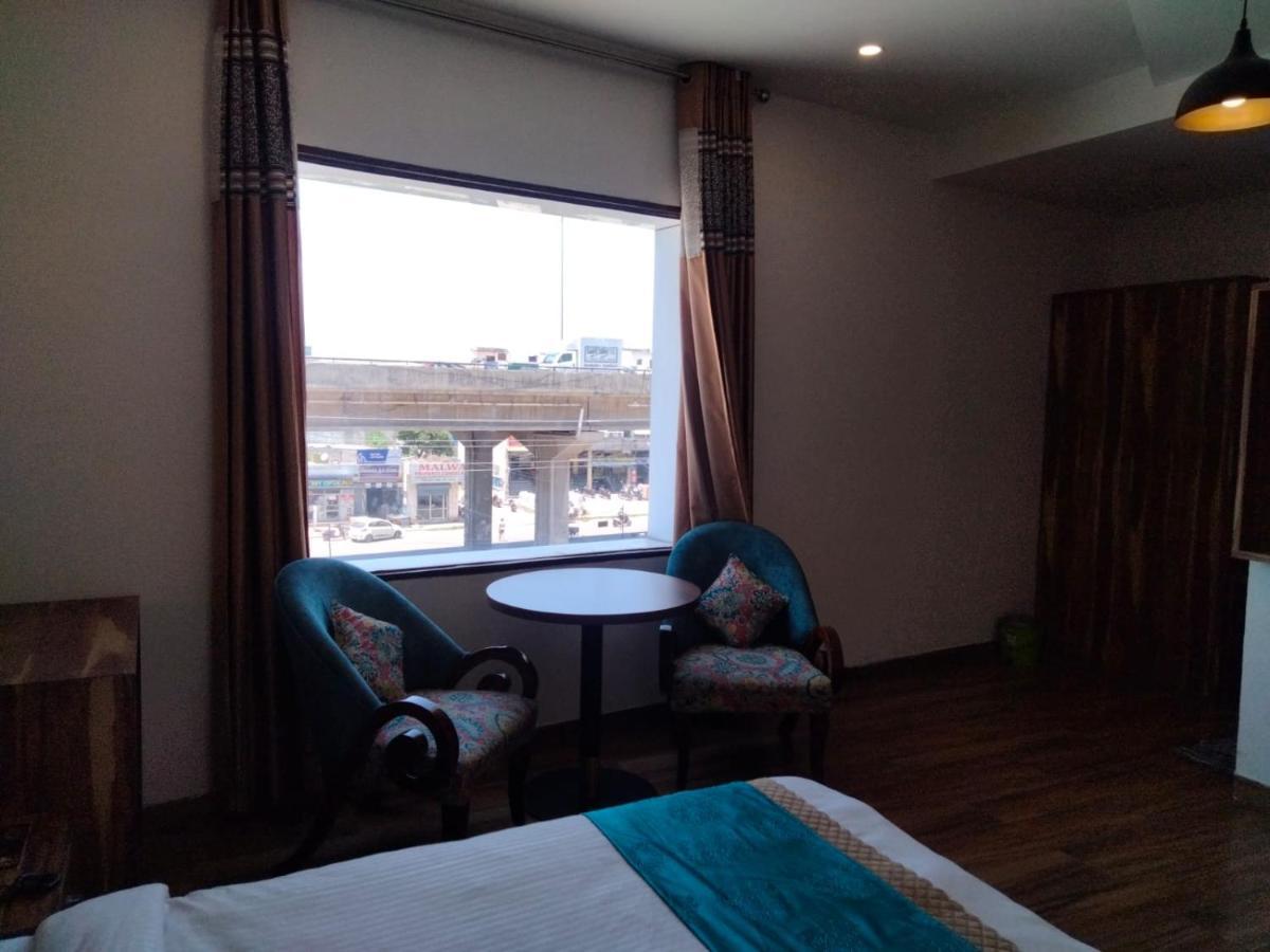 Oyo 22115 호텔 D 플라자 Zirakpur 외부 사진
