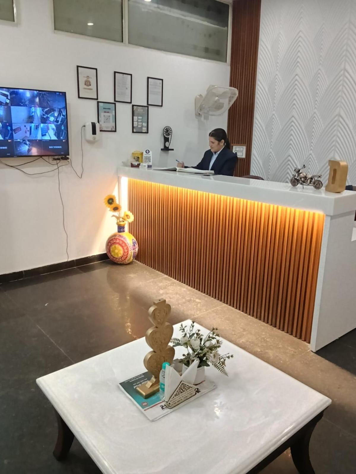 Oyo 22115 호텔 D 플라자 Zirakpur 외부 사진